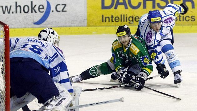 Mladoboleslavský Lukáš Pabiška před brankářem Kladna Martinem Faltrem. Atakuje jej Jiří Drtina. Mladoboleslavský Lukáš Pabiška před brankářem Kladna Martinem Faltrem. Atakuje jej Jiří Drtina.