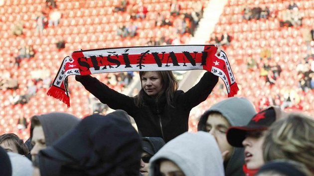 Fanoušci fotbalistů Slavie při protestu v Edenu Fanoušci fotbalistů Slavie při protestu v Edenu