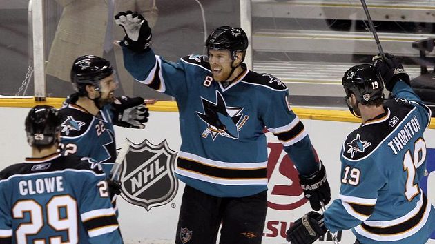 Joe Pavelski (uprostřed) oslavuje se spoluhráči ze San Jose vstřelenou branku v duelu s Detroitem. Joe Pavelski (uprostřed) oslavuje se spoluhráči ze San Jose vstřelenou branku v duelu s Detroitem.