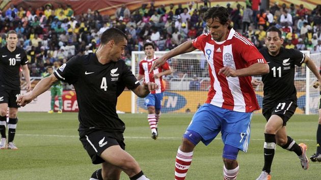 Paraguayec Roque Santa Cruz (vpravo) se snaží obejít Novozélanďana Winstona Reida. Paraguayec Roque Santa Cruz (vpravo) se snaží obejít Novozélanďana Winstona Reida.