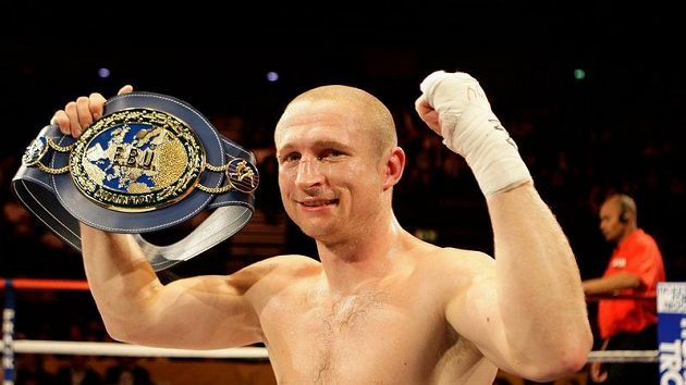 Boxer Lukáš Konečný s pásem pro mistra Evropy. Boxer Lukáš Konečný s pásem pro mistra Evropy.