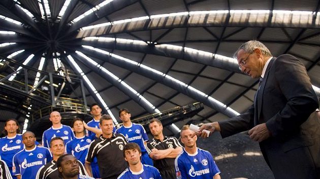 Jan Morávek (spodní řada - druhý zprava) se společně s dalšími fotbalisty Schalke fotí v uhelném dole v Bottropu. Jan Morávek (spodní řada - druhý zprava) se společně s dalšími fotbalisty Schalke fotí v uhelném dole v Bottropu.