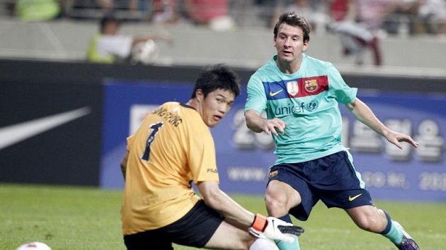 Lionel Messi skóruje v exibičním zápase v Soulu. Lionel Messi skóruje v exibičním zápase v Soulu.