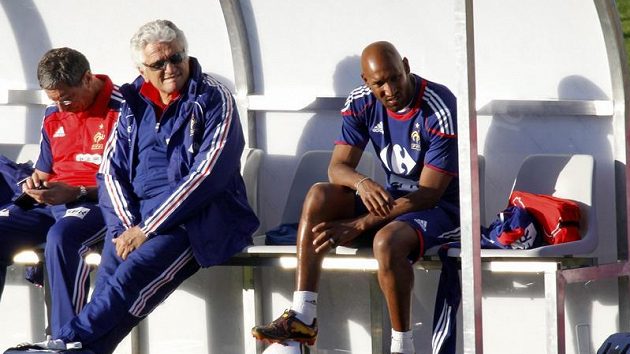 Nicolas Anelka po vyřazení z francouzského týmu. Nicolas Anelka po vyřazení z francouzského týmu.