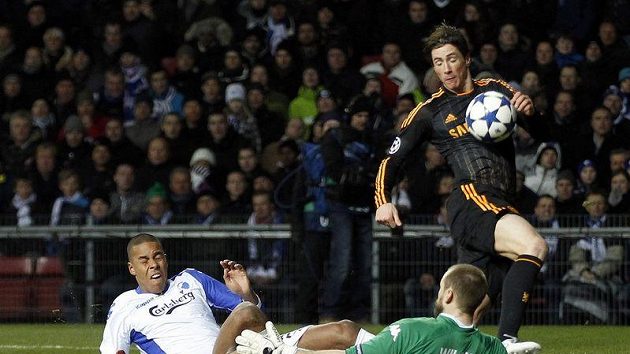 Fernando Torres v dresu Chelsea (vpravo) při neúspěšném pokusu o dopravení míče do branky Kodaně. Fernando Torres v dresu Chelsea (vpravo) při neúspěšném pokusu o dopravení míče do branky Kodaně.
