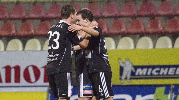 Příbramští fotbalisté Daniel Tarczal (vpravo) a Zdeněk Koukal se radují z branky proti Bohemians 1905. Příbramští fotbalisté Daniel Tarczal (vpravo) a Zdeněk Koukal se radují z branky proti Bohemians 1905.