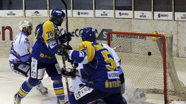 Ústecký Robin Hanzl (druhý zleva) střílí Chomutovu třetí gól svého mužstva. Ústecký Robin Hanzl (druhý zleva) střílí Chomutovu třetí gól svého mužstva.