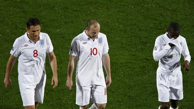 Zklamaní fotbalisté Anglie Frank Lampard (vlevo) a Wayne Rooney Zklamaní fotbalisté Anglie Frank Lampard (vlevo) a Wayne Rooney