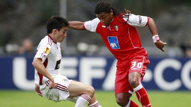 Fotbalista Benfiky Nicolas Gaitan (vlevo) v souboji s Alanem z Bragy Fotbalista Benfiky Nicolas Gaitan (vlevo) v souboji s Alanem z Bragy