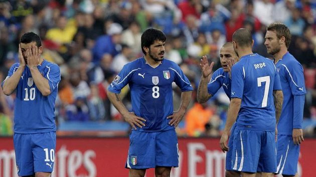 Zklamaní Italové po zápase se Slováky. Zklamaní Italové po zápase se Slováky.