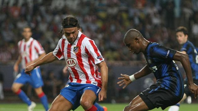 Tomáš Ujfaluši z Atlétika Madrid (vlevo) a Samuel Eto´o z Interu Milán. Tomáš Ujfaluši z Atlétika Madrid (vlevo) a Samuel Eto´o z Interu Milán.