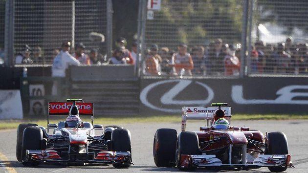 Jenson Button na mcLarenu (vlevo) předjíždí Felipeho Massu při Velké ceně Austrálie. Jenson Button na mcLarenu (vlevo) předjíždí Felipeho Massu při Velké ceně Austrálie.