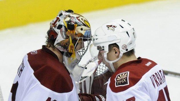 Radim Vrbata děkuje gólmanu Smithovi, který se stal první hvězdou zápasu. Radim Vrbata děkuje gólmanu Smithovi, který se stal první hvězdou zápasu.