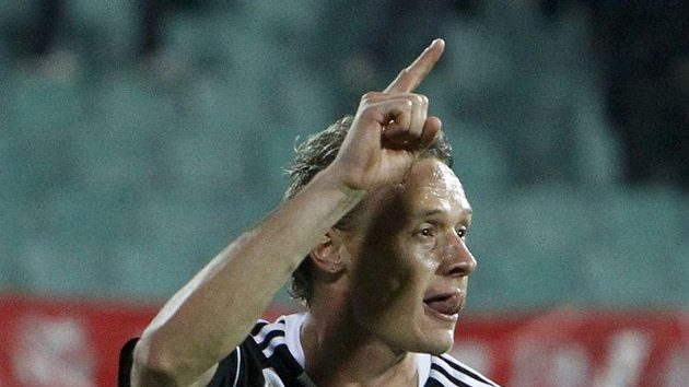 Tomáš Zápotočný v dresu Besiktase Istanbul oslavuje branku. Tomáš Zápotočný v dresu Besiktase Istanbul oslavuje branku.