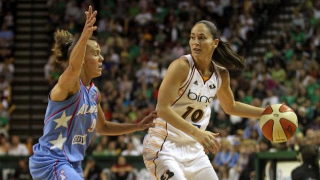 Americká basketbalistka Sue Birdová (vpravo) v dresu Seattlu Americká basketbalistka Sue Birdová (vpravo) v dresu Seattlu