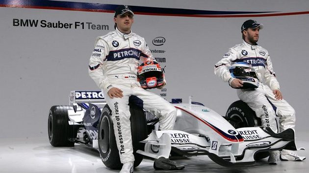 Jezdci Robert Kubica z Polska (vlevo) a Němec Nick Heidfeld (vpravo) si budou muset hledat v příští sezóně nové angažmá. BMW totiž ve F1 končí. Jezdci Robert Kubica z Polska (vlevo) a Němec Nick Heidfeld (vpravo) si budou muset hledat v příští sezóně nové angažmá. BMW totiž ve F1 končí.