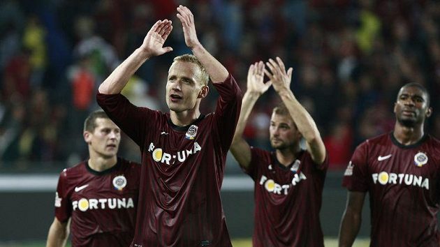 Jiří Jarošík tleská fanouškům po vítězství v derby, v němž vstřelil úvodní gól. Jiří Jarošík tleská fanouškům po vítězství v derby, v němž vstřelil úvodní gól.