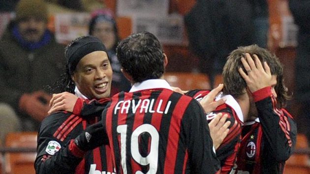 Fotbalisté AC Milán se radují z branky. Fotbalisté AC Milán se radují z branky.