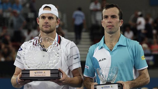 Radek Štěpánek (vpravo) a Andy Roddick po finálovém zápase v Brisbane Radek Štěpánek (vpravo) a Andy Roddick po finálovém zápase v Brisbane