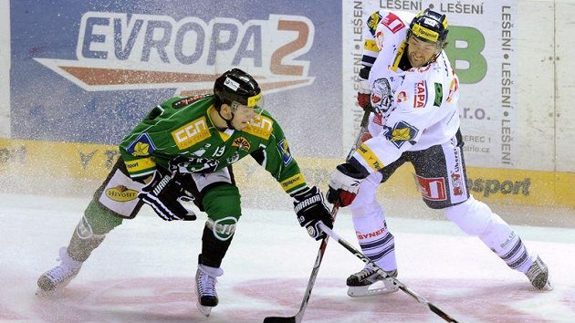 Liberecký Petr Nedvěd (vpravo) a David Vrbata z Mladé Boleslavi bojují o kotouč. Liberecký Petr Nedvěd (vpravo) a David Vrbata z Mladé Boleslavi bojují o kotouč.