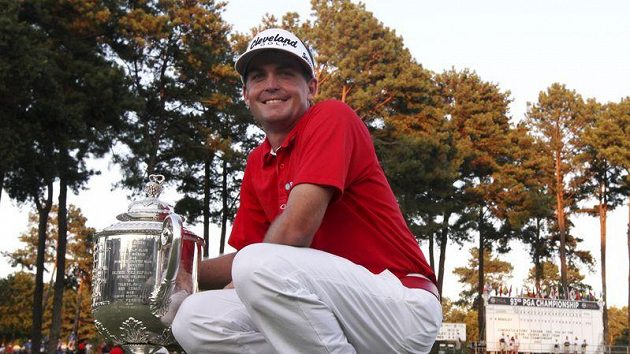 Keegan Bradley s trofejí pro vítěze. Keegan Bradley s trofejí pro vítěze.