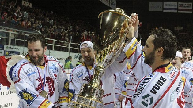 Zleva hráči Třince Radek Bonk, Jan Peterek a Ladislav Kohn s extraligovým pohárem. Zleva hráči Třince Radek Bonk, Jan Peterek a Ladislav Kohn s extraligovým pohárem.
