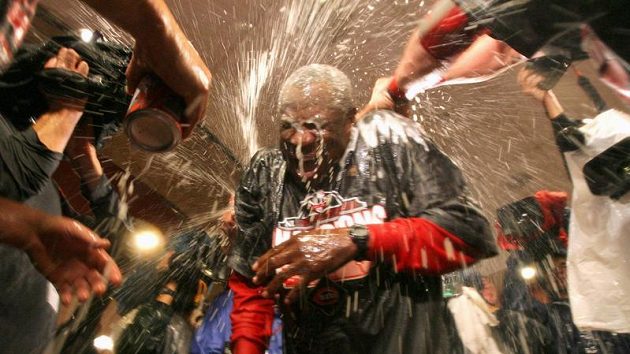 Manažera Cincinnati Dusty Bakera zalili hráči šampaňským. Manažera Cincinnati Dusty Bakera zalili hráči šampaňským.