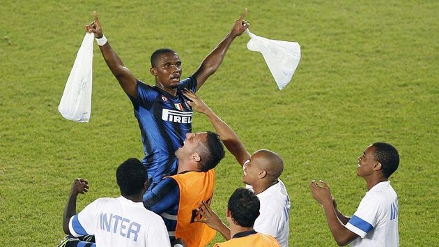 Útočník Interu Milán Samuel Eto'o v náručí Marka Materazziho po vstřelení gólu ve finále MS klubů proti konžskému Mazembe. Útočník Interu Milán Samuel Eto'o v náručí Marka Materazziho po vstřelení gólu ve finále MS klubů proti konžskému Mazembe.
