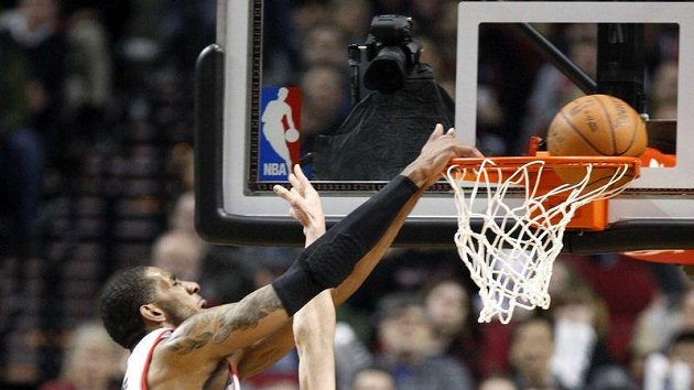 LaMarcus Aldridge z Portlandu (vlevo) - ilustrační foto. LaMarcus Aldridge z Portlandu (vlevo) - ilustrační foto.