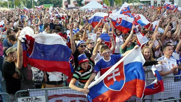 Slovenští fotbaloví fanoušci v Bratislavě. Slovenští fotbaloví fanoušci v Bratislavě.