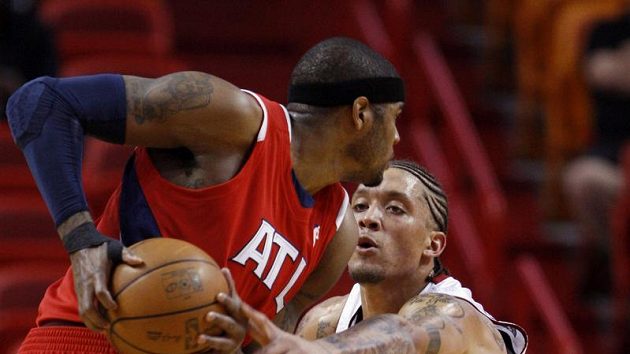 Basketbalista Miami Michael Beasley brání hráče Atlanty Joshe Smitha. Basketbalista Miami Michael Beasley brání hráče Atlanty Joshe Smitha.