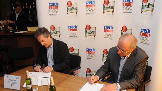 Předseda ČOV Milan Jirásek a Mike Short, generální ředitel Plzeňského Prazdroje, při podpisu smlouvy Předseda ČOV Milan Jirásek a Mike Short, generální ředitel Plzeňského Prazdroje, při podpisu smlouvy