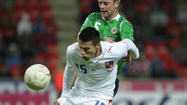 Milan Baroš (vpředu) si brání míč před Craiganem ze Severního Irska. Milan Baroš (vpředu) si brání míč před Craiganem ze Severního Irska.