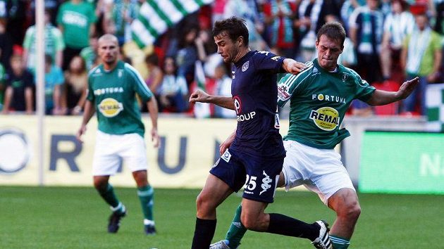 Valenta (vpředu) ze slovácka v souboji s Bohemians. Valenta (vpředu) ze slovácka v souboji s Bohemians.