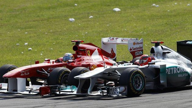 Michael Schumacher (vpravo) po skvělém startu bojoval v Monze o stupně vítězů, nakonec skončil pátý. Michael Schumacher (vpravo) po skvělém startu bojoval v Monze o stupně vítězů, nakonec skončil pátý.