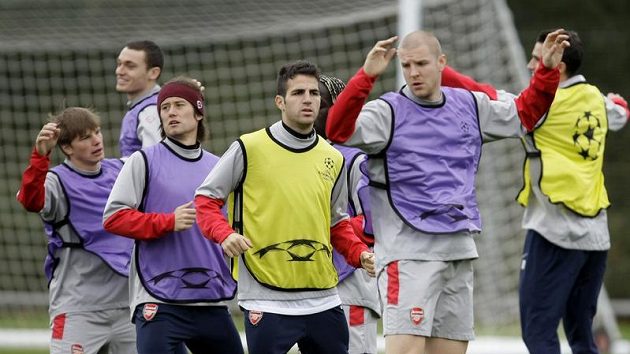 Tomáš Rosický (druhý zleva) už trénuje se spoluhráči z Arsenalu. Tomáš Rosický (druhý zleva) už trénuje se spoluhráči z Arsenalu.