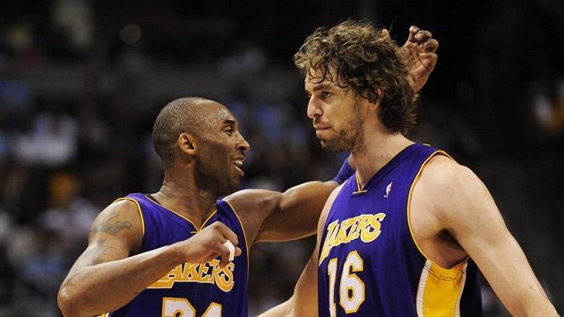 Basketbalisté Lakers Kobe Bryant (vlevo) a Pau Gasol Basketbalisté Lakers Kobe Bryant (vlevo) a Pau Gasol