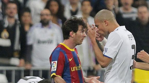 Obránce Realu Madrid Pepe v diskuzi z Lionelem Messim z Barcelony. Obránce Realu Madrid Pepe v diskuzi z Lionelem Messim z Barcelony.
