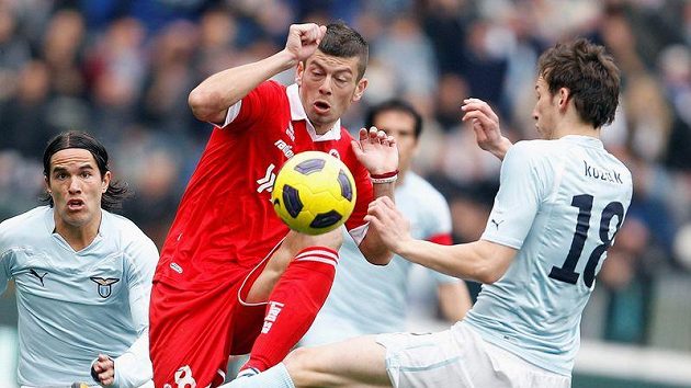 Libor Kozák z Lazia (vpravo) bojuje o míč s hráčem Bari Massimo Donatim Libor Kozák z Lazia (vpravo) bojuje o míč s hráčem Bari Massimo Donatim
