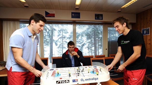 Florbalisté Jan Jelínek s Milanem Tomašíkem hrají Stiga hokej, přihlíží Matěj Jendrišák Florbalisté Jan Jelínek s Milanem Tomašíkem hrají Stiga hokej, přihlíží Matěj Jendrišák