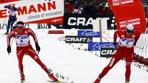 Nor Petter Northug (vpravo) projíždí cílem páté etapy Tour de Ski před Dariem Colognou ze Švýcarska. Nor Petter Northug (vpravo) projíždí cílem páté etapy Tour de Ski před Dariem Colognou ze Švýcarska.