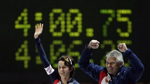 Česká rychlobruslařka Martina Sáblíková se svým trenérem Petrem Novákem po vítězství v Berlíně. Česká rychlobruslařka Martina Sáblíková se svým trenérem Petrem Novákem po vítězství v Berlíně.