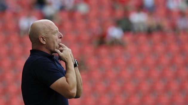 Za trenérem fotbalistů Slavie Karlem Jarolímem byly v utkání s Mladou Boleslaví poloprázdné tribuny. Za trenérem fotbalistů Slavie Karlem Jarolímem byly v utkání s Mladou Boleslaví poloprázdné tribuny.