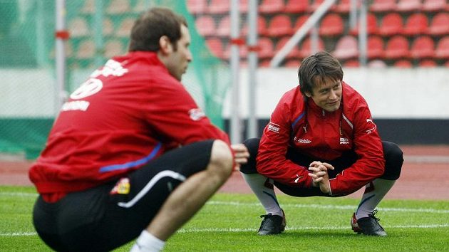 Tomáš Rosický (vpravo) a Petr Čech na tréninku národního týmu. Tomáš Rosický (vpravo) a Petr Čech na tréninku národního týmu.