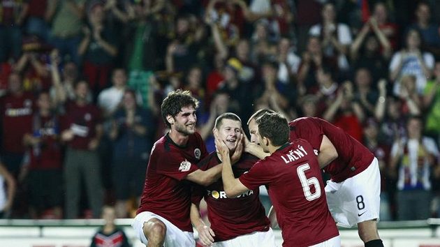 Manuel Pamič (druhý zleva) oslavuje se sparťany svoji parádní akci. Manuel Pamič (druhý zleva) oslavuje se sparťany svoji parádní akci.