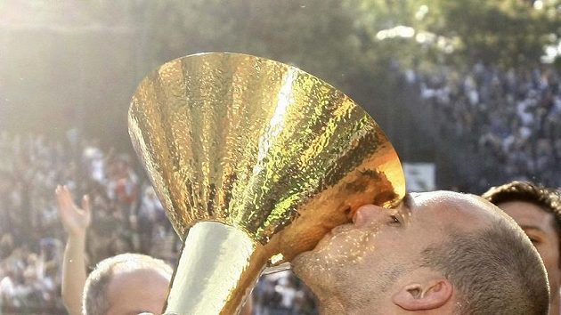 Wesley Sneijder z Interu Milán líbá trofej pro vítěze italské Serie A. Wesley Sneijder z Interu Milán líbá trofej pro vítěze italské Serie A.