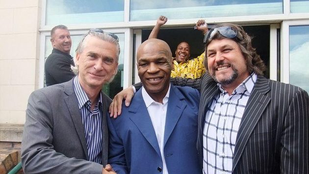 Mike Tyson mezi promotéry Petrem Havrdou (vlevo) a Reyem Karpfem Mike Tyson mezi promotéry Petrem Havrdou (vlevo) a Reyem Karpfem