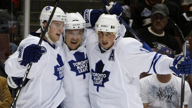 Obránce Toronta Tomáš Kaberle (vpravo) se v NHL raduje s Niklasem Hagmanem a Mattem Stajanem z branky. Obránce Toronta Tomáš Kaberle (vpravo) se v NHL raduje s Niklasem Hagmanem a Mattem Stajanem z branky.