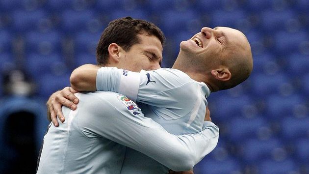 Hernanes (vlevo) Tommaso Rocchi z Lazia Řím se radují z branky - ilustrační foto. Hernanes (vlevo) Tommaso Rocchi z Lazia Řím se radují z branky - ilustrační foto.