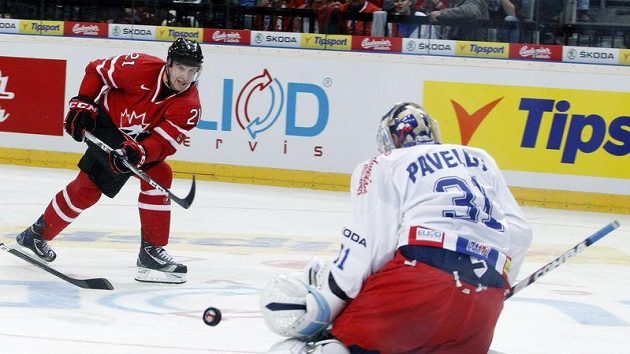 Kanaďan John Tavares (na archivním snímku vlevo) bude oblékat dres Toronta. Kanaďan John Tavares (na archivním snímku vlevo) bude oblékat dres Toronta.